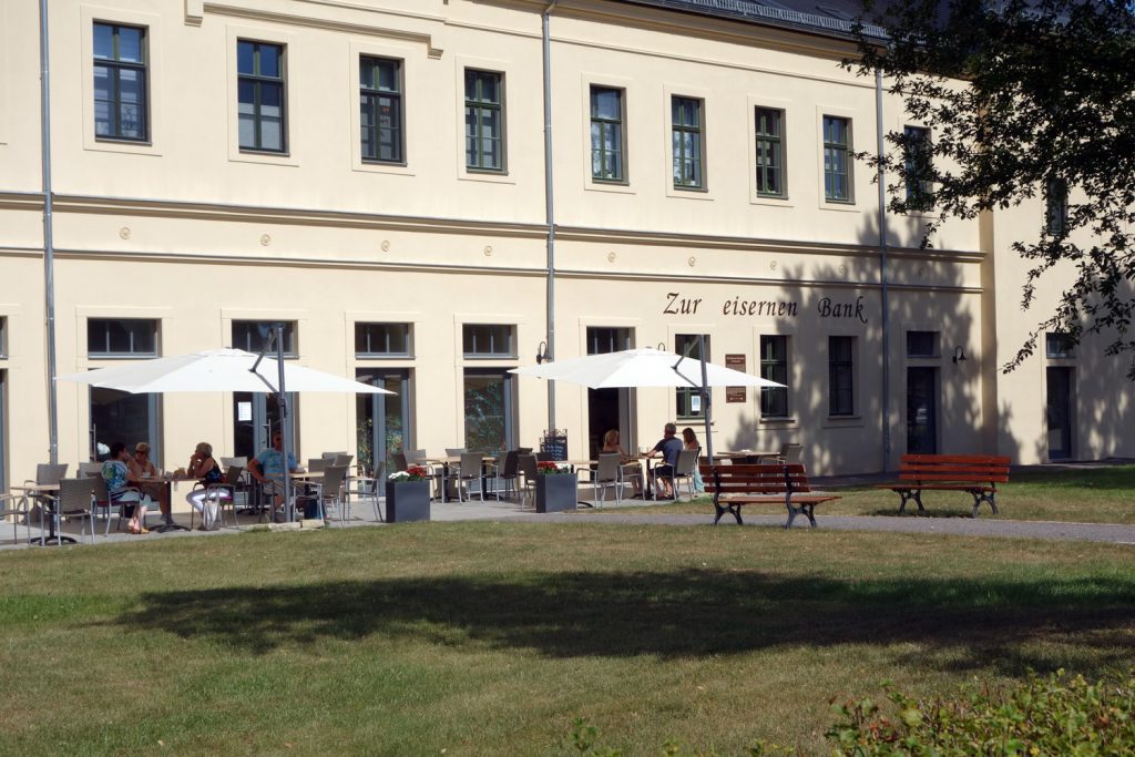 Besucher im Außenbereich des Café Zur eisernen Bank in Posterstein