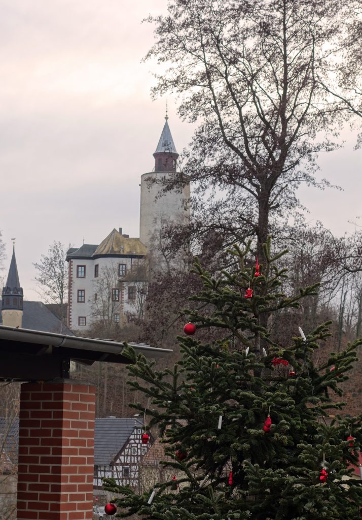 Posterstein - weihnachtlich mit Burg und Tannenbaum