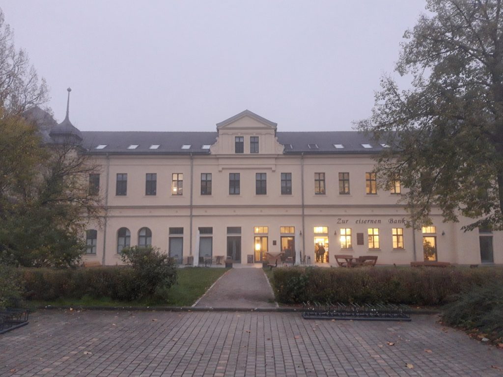 Herrenhaus Posterstein im Nebel und mit warmer Beleuchtung im Café zur Eisernen Bank