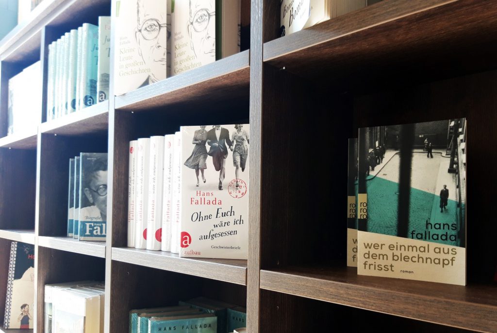 Bücherregal voller Bücher von Hans Fallada im Cafe zur eisernen Bank Posterstein