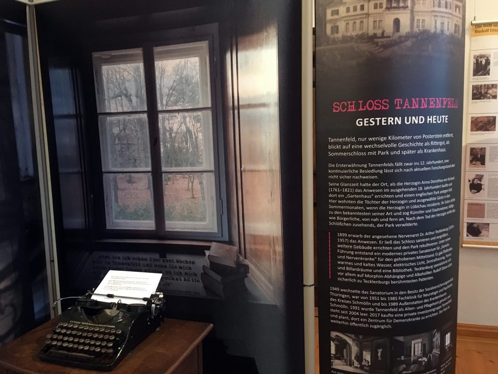 Blick in die Sonderschau zu Hans Fallada auf Burg Posterstein mit einer Schreibmaschine sowie verschiedenen Ausstellungstafeln