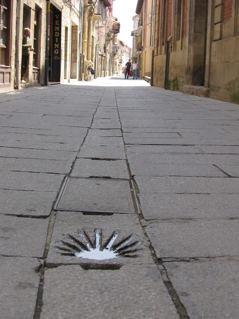 Man sieht das Symbol des Jakobswegs in ein Straßenpflaster eingelassen (Image by rewind from Pixabay)