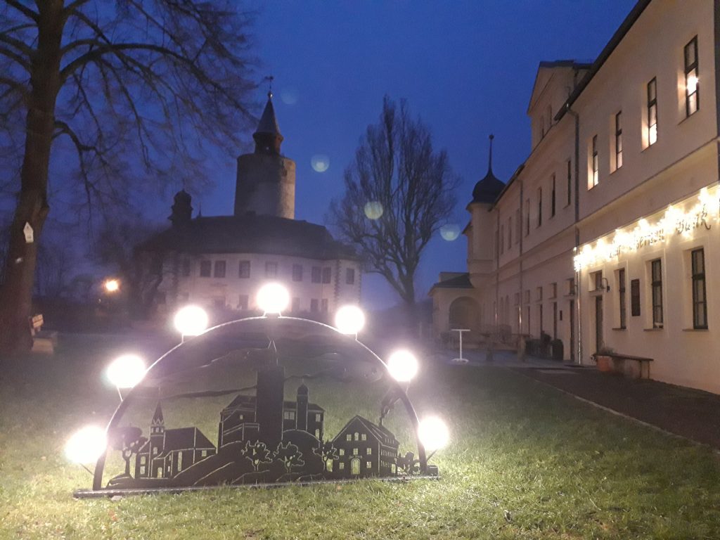 Lichterbogen leuchtet, im Hintergrund Burg Posterstein und das Café zur eisernen Bank