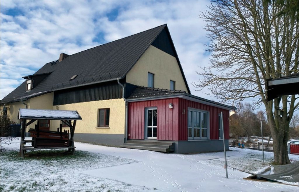 Haus von der Gartenseite mit Spielplatz